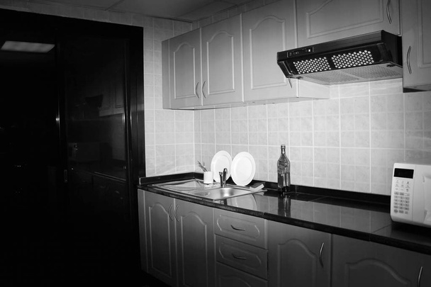 Kücheneinrichtung. Hotelzimmer. Küche im Hotelzimmer. Gestaltung eines Küchenraums. Geschirr, Spülbecken, Mikrowelle. - Foto, Bild
