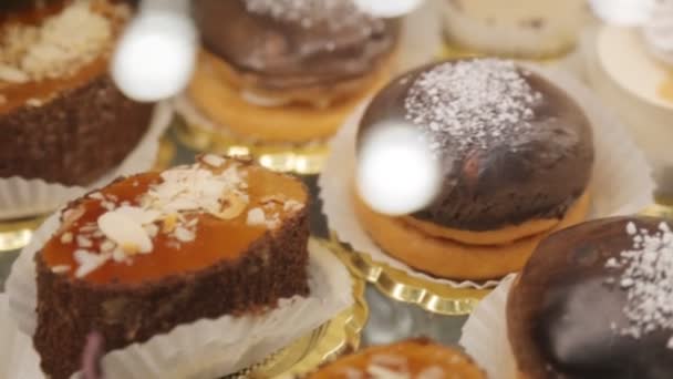 Frente de loja com bolos saborosos close-up
 - Filmagem, Vídeo