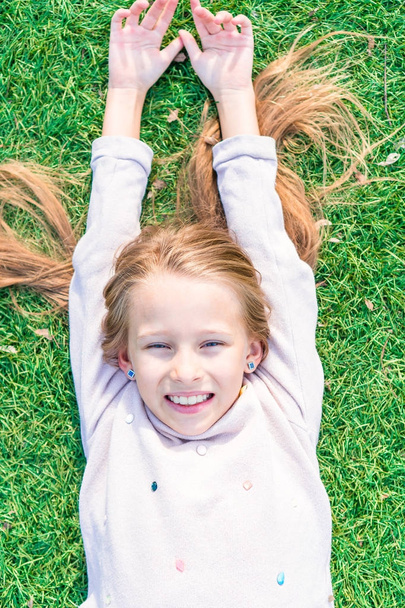 Schattig gelukkig meisje op groen gras - Foto, afbeelding