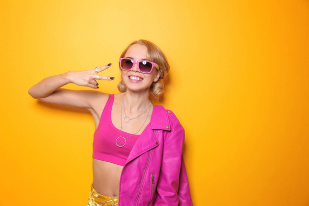 Aantrekkelijke hipster meisje met zonnebril - Foto, afbeelding