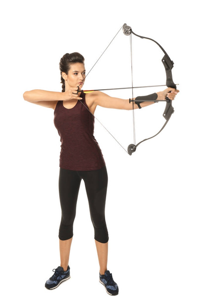 young woman practicing archery - Foto, afbeelding