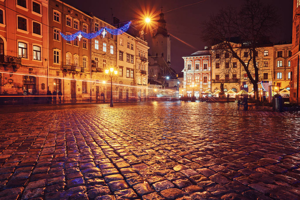 Mystérieuse ruelle étroite avec des lanternes dans une vieille ville européenne
 - Photo, image