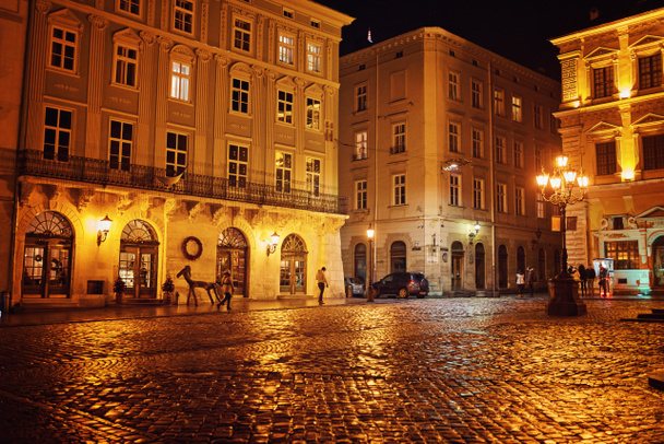 Salaperäinen kapea kuja lyhdyt vanhassa Euroopan kaupungissa
 - Valokuva, kuva