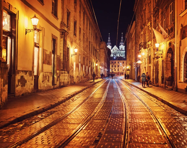 Misterioso callejón estrecho con faroles en una vieja ciudad europea
 - Foto, imagen
