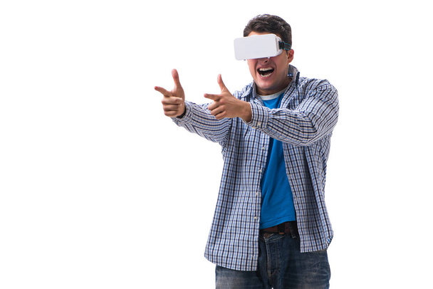 Giovane uomo che indossa occhiali VR realtà virtuale - Foto, immagini