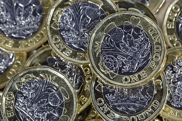 İngiliz para birimi. Bir İngiliz Lirası paraları yatay bir biçimde yığını - Fotoğraf, Görsel