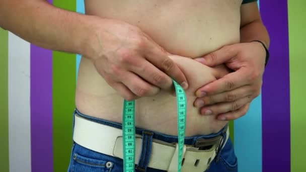 Lihava mies tarkistaa hänen rasvaa elin
 - Materiaali, video