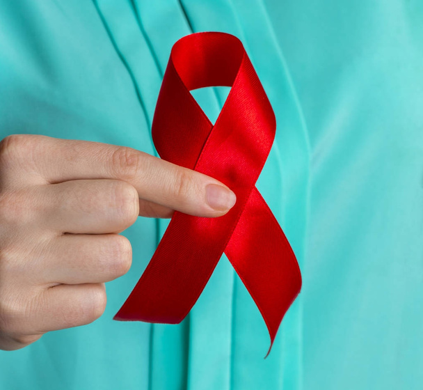 egészségügy és az orvostudomány koncepció - női kezek gazdaság piros Aids  - Fotó, kép