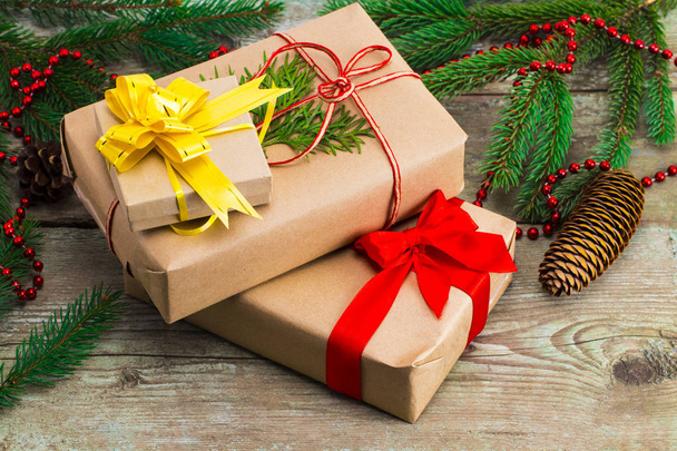 Noel hediye kutuları ve ahşap arka plan üzerinde Noel ağaçları - Fotoğraf, Görsel