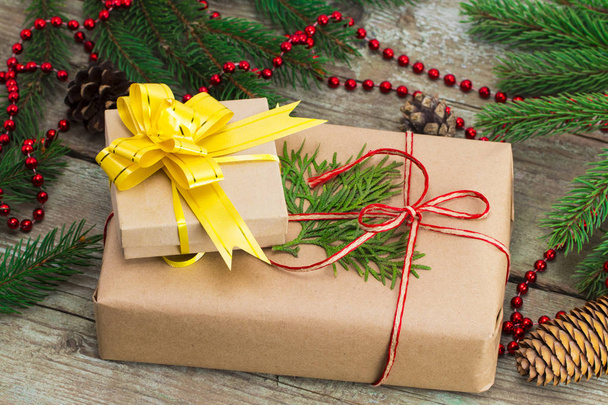 Κουτιά δώρων Χριστουγέννων και τα χριστουγεννιάτικα δέντρα σε φόντο ξύλινη - Φωτογραφία, εικόνα