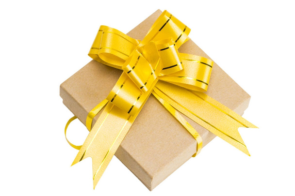 Подарочная коробка, завернутая в коричневую переработанную бумагу с лентой
 - Фото, изображение
