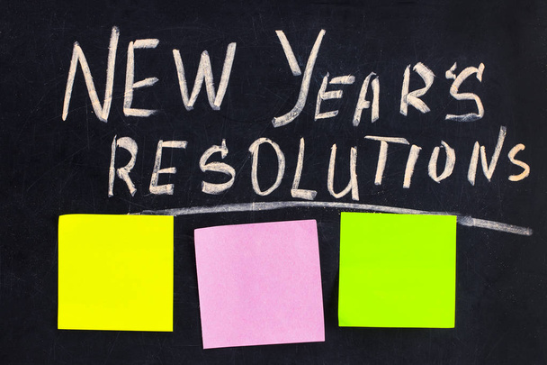 La palabra resolución de Año Nuevo escrita en la pizarra con bl
 - Foto, imagen