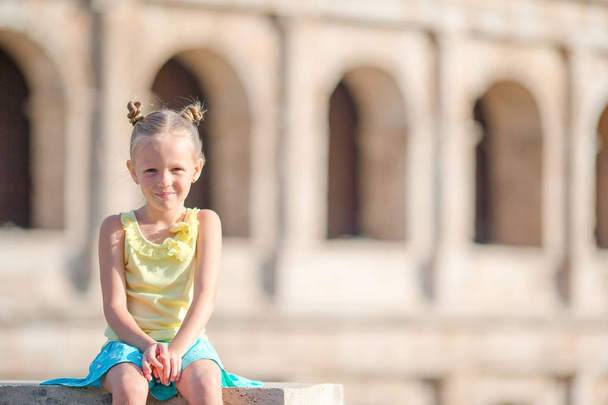 Αξιολάτρευτο κοριτσάκι μπροστά από το Κολοσσαίο στη Ρώμη, Ιταλία - Φωτογραφία, εικόνα