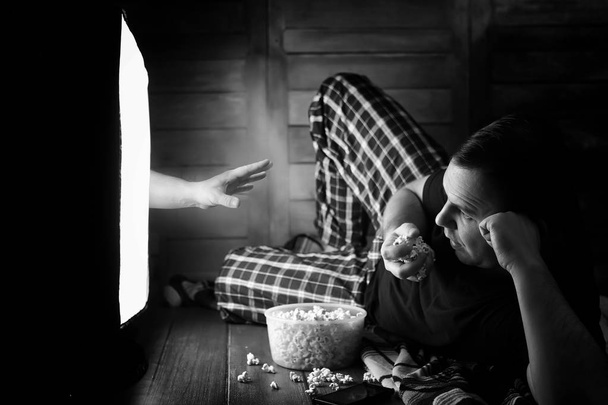 Viendo un horror en la televisión en blanco y negro - Foto, Imagen