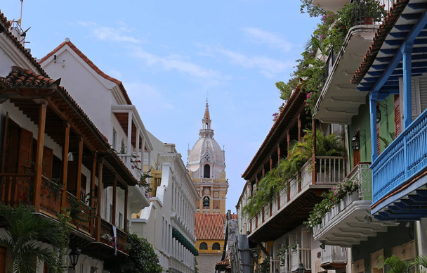 Vista de balcones que conducen a la catedral en Cartagena, Colombia
 - Foto, imagen