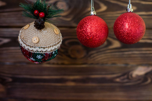 Boule de Noël rouge sur fond en bois. Espace de copie
 - Photo, image
