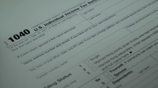 Homem pessoa está escrevendo nome no formulário de imposto 1040
 - Filmagem, Vídeo