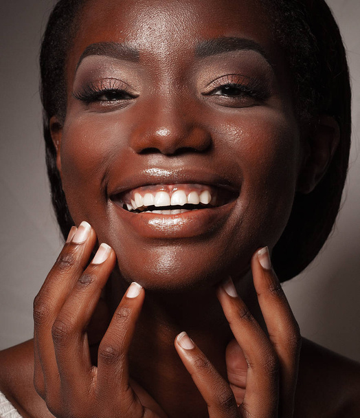 life style and people concept: Close up portrait of confident african american woman laughing - Фото, зображення