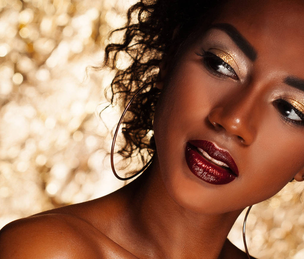 Superbe portrait d'une femme noire afro-américaine sur fond doré
 - Photo, image