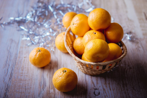 tangerines in the basket. - Zdjęcie, obraz