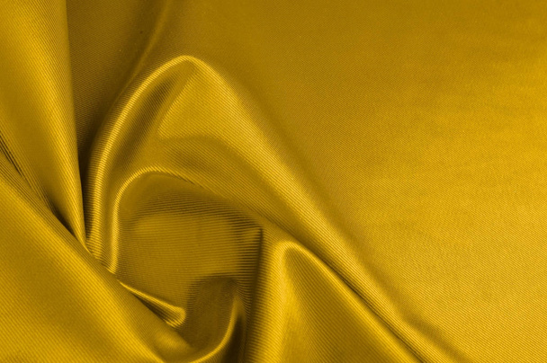 Textur, Hintergrund, Muster. ein gelber Satin ist ein Seidenstoff. - Foto, Bild