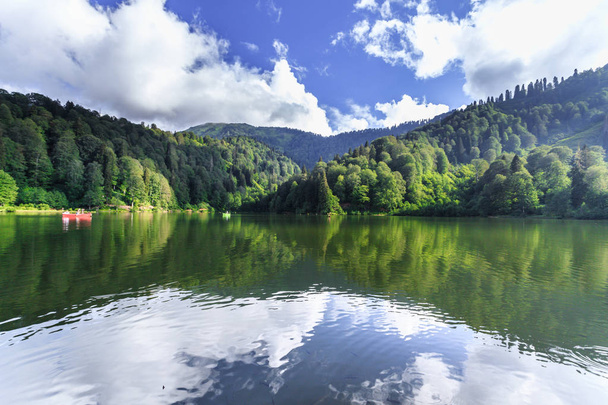 Пейзаж вид на Карагол (Черное озеро) популярное место для туристов, местных жителей, туристов и путешественников в Восточном Черном море, Savsat, Артвин, Турция
 - Фото, изображение