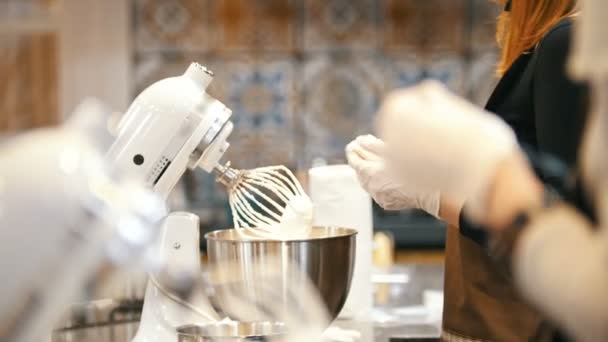 Processo de cozinhar merengue branco de ovo chicoteado no batedor
 - Filmagem, Vídeo