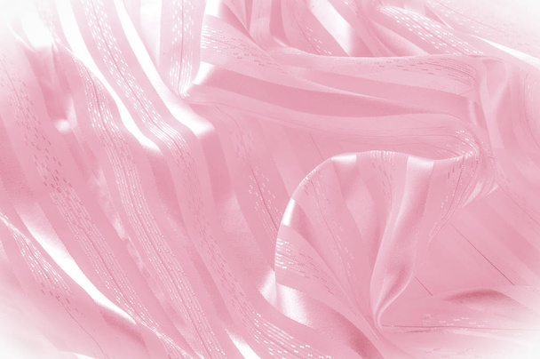 Tekstura, wzór. Różowy tkanina z jedwabiu z paskiem światła. Gładkie elegancki różowego jedwabiu lub satynowa konsystencja może służyć jako tło. Trend kolor kwarc różowy odcień pastelowy - Zdjęcie, obraz