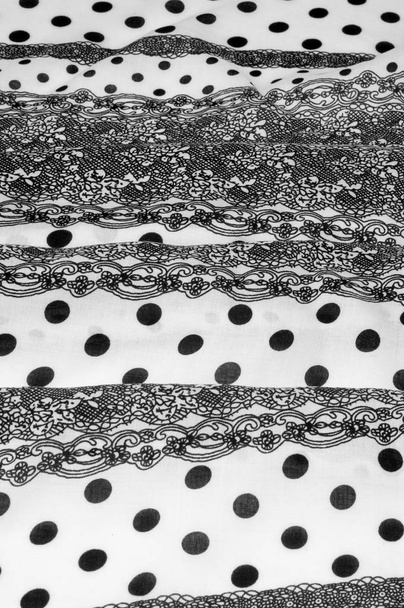 Bitmappatroon, patroon, achtergrond. Katoenen doek. Witte stof, geschilderd met zwarte polka dots, zwarte kant. Zwart witte Grunge Spots Fabric - Grungy Polka  - Foto, afbeelding