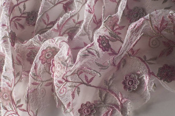 Textura, pozadí, vzor. Růžové krajkové zdobené květy na bílém pozadí. Pozadí růžové krajkové tkaniny krásně vyzdobený květinami - Fotografie, Obrázek