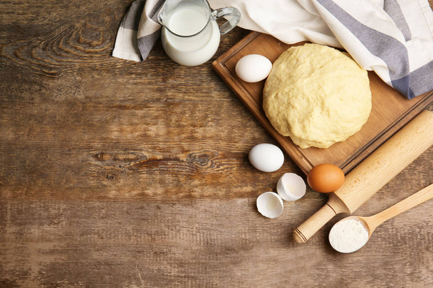 Raw dough with ingredients - Foto, afbeelding