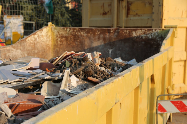 παλιά δομικά υλικά και κονιάματα και απόβλητα από κατασκευές s - Φωτογραφία, εικόνα