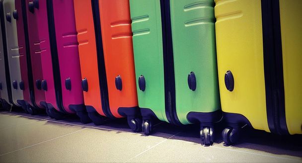 maletas a la espera de embarcar en el aeropuerto con efecto vintage
 - Foto, imagen