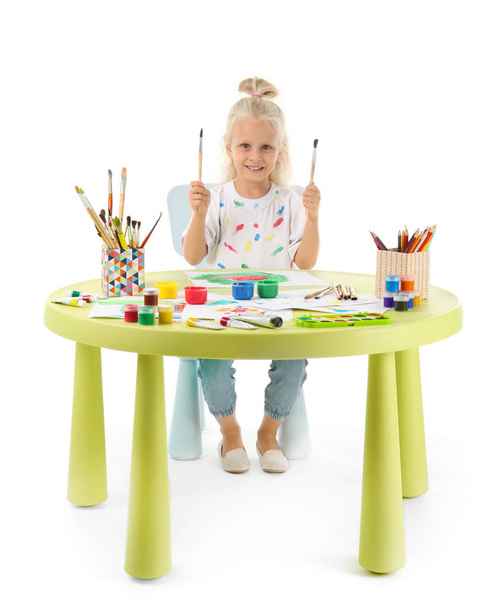 little girl painting  - Foto, afbeelding