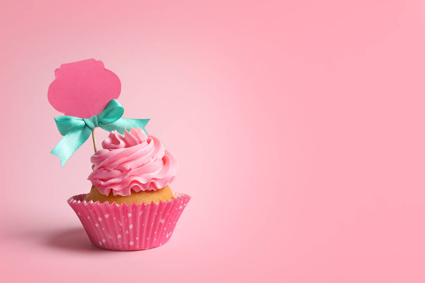 Delicious cupcake with greeting card  - Zdjęcie, obraz