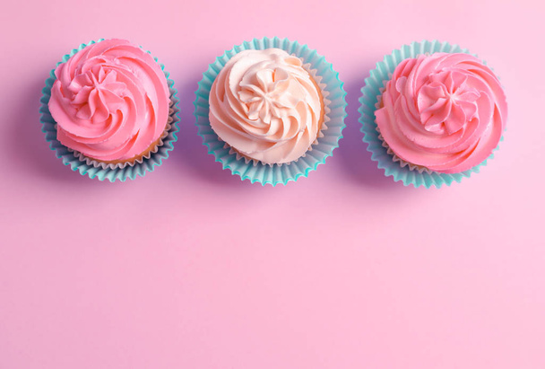 Yummy cupcakes on color background - 写真・画像