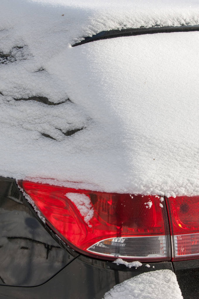 Téli táj. hóval fedett parkoló. Napos, nagy fagy. - Fotó, kép