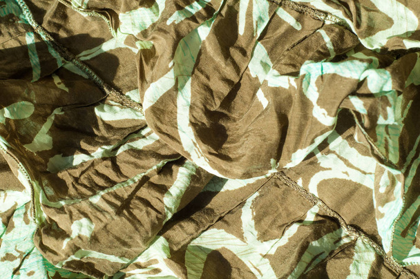 Textur, Hintergrund, Muster. Frauenrock. Stoff Baumwolle Schutzfarbe khaki. Textilstoff ist matt bräunlich-gelb in der Farbe, insbesondere ein starkes Baumwolltuch - Foto, Bild