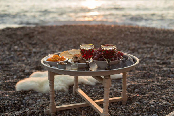 cena romántica con vino y uvas junto al mar
 - Foto, imagen