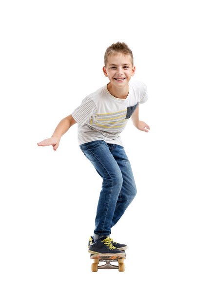 glücklich lächelnder Junge auf einem Skateboard - Foto, Bild