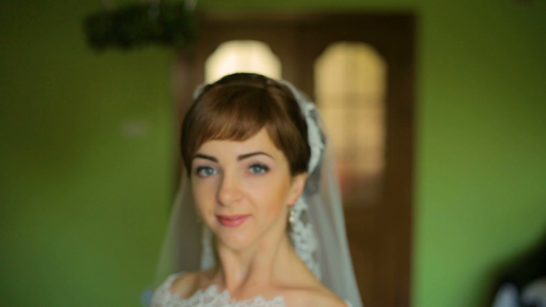 Mujer atractiva joven eligiendo vestido de novia, posando y probándose
 - Imágenes, Vídeo