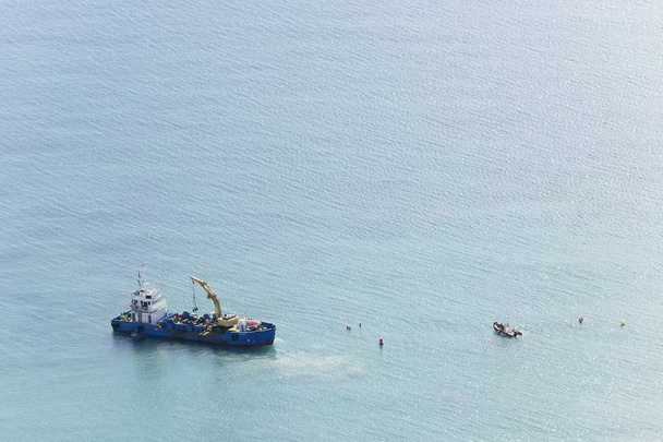 Barco de pesca nos guias do Mar Mediterrâneo
 - Foto, Imagem