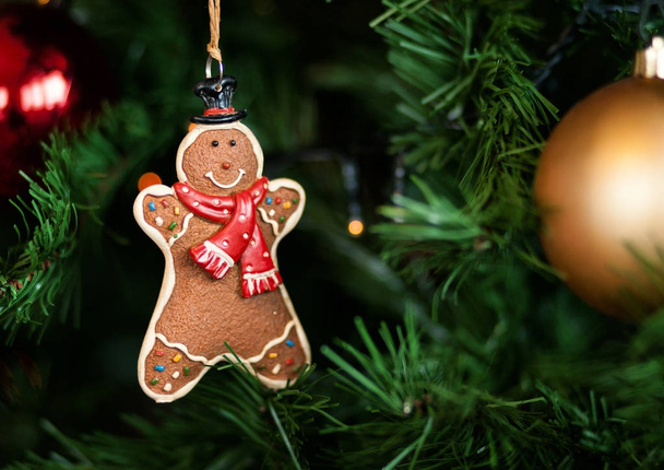 Pão de gengibre pendurado na árvore de Natal
 - Foto, Imagem