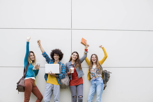 Tizenévesek meg barátság diákok koncepció - Fotó, kép