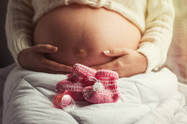 Schöner Bauch ist schwanger. Schwangere hält ihren Bauch mit - Foto, Bild