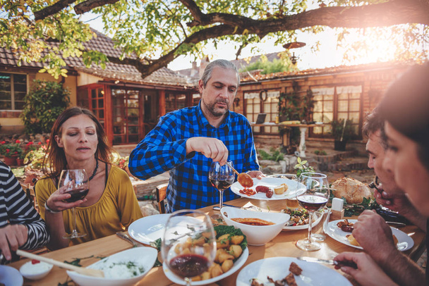 Familia comedor al aire libre
 - Foto, imagen