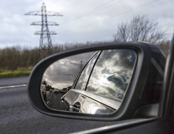 Autópályán a vezetés tükröződik a jármű tükör - Fotó, kép