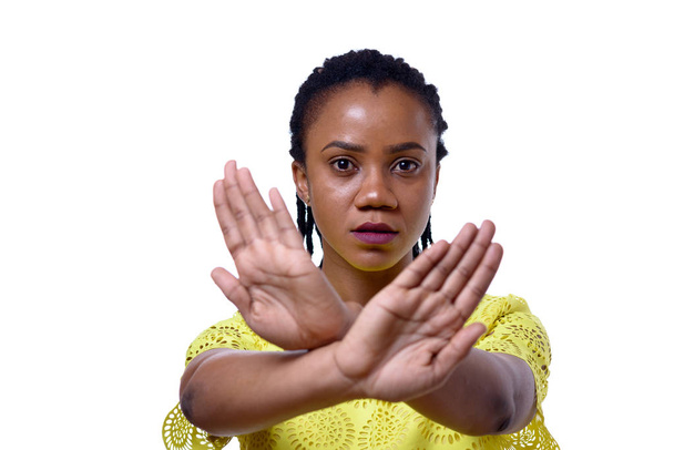 Mujer afroamericana mostrando dos manos stop gesture
 - Foto, imagen