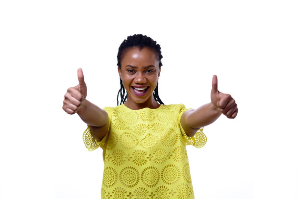 Afro-americana sonriente mujer dando pulgares arriba
 - Foto, imagen
