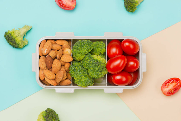 Pudełko na lunch i zdrowej żywności na na białym tle - Zdjęcie, obraz